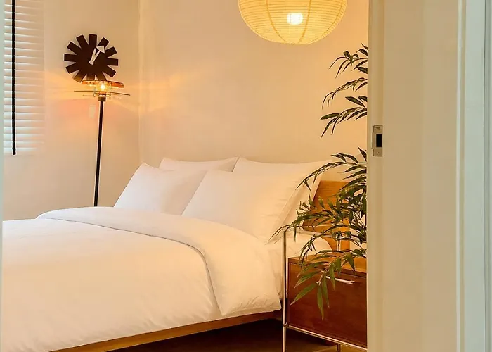 Hongdae,6 People,5 Minutes From Hongik Univ Station,direct Airport Bus, Accessible To Itaewon, Seongsu, And Gangnam *