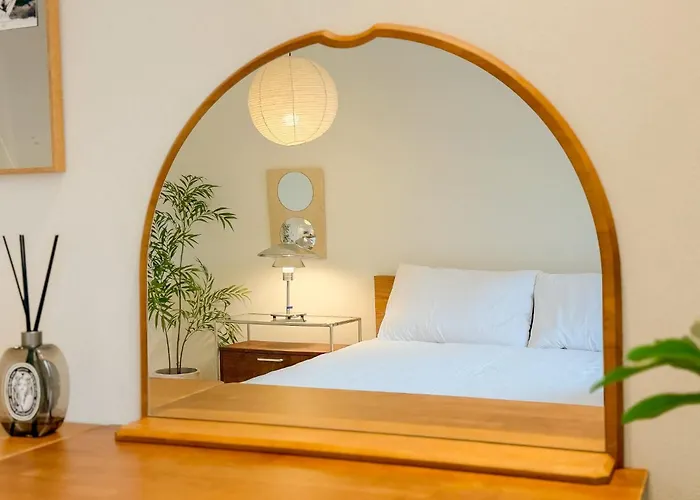 Hongdae,6 People,5 Minutes From Hongik Univ Station,direct Airport Bus, Accessible To Itaewon, Seongsu, And Gangnam