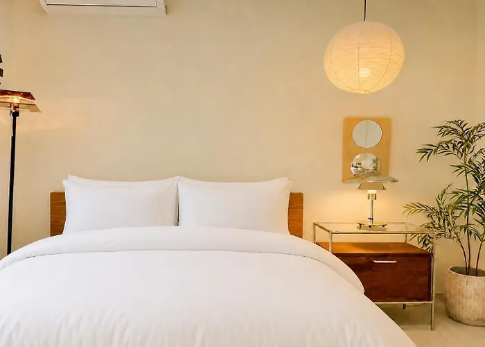 Hongdae,6 People,5 Minutes From Hongik Univ Station,direct Airport Bus, Accessible To Itaewon, Seongsu, And Gangnam *