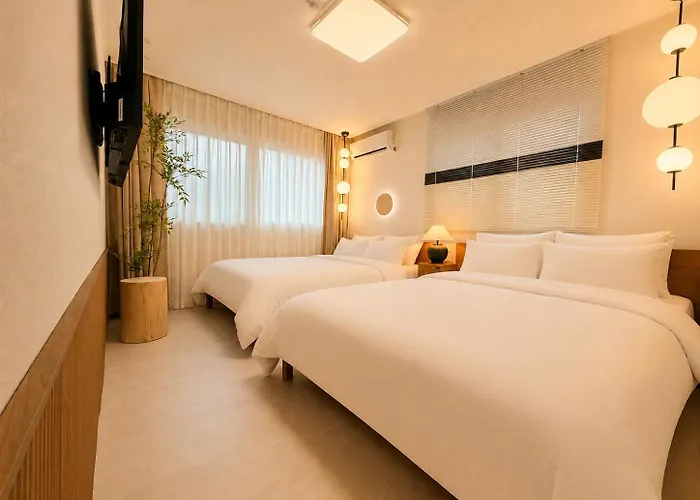 Hongdae,6 People,5 Minutes From Hongik Univ Station,direct Airport Bus, Accessible To Itaewon, Seongsu, And Gangnam Seúl