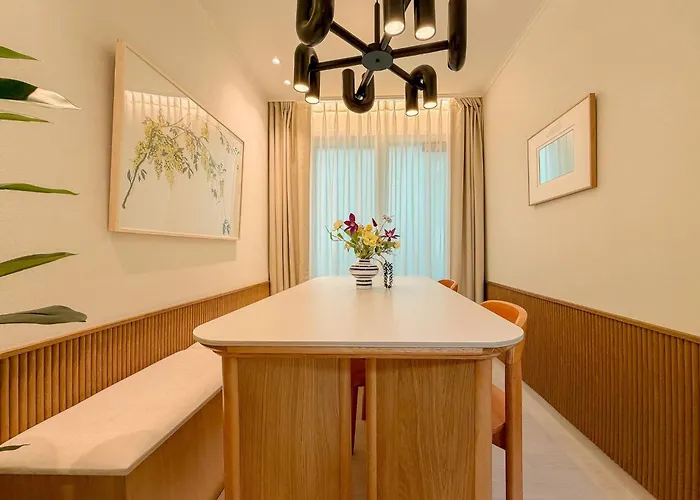 Hongdae,6 People,5 Minutes From Hongik Univ Station,direct Airport Bus, Accessible To Itaewon, Seongsu, And Gangnam