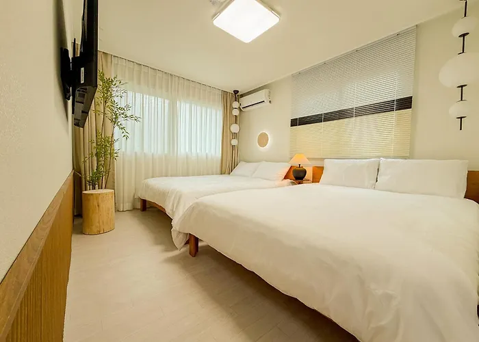 Hongdae,6 People,5 Minutes From Hongik Univ Station,direct Airport Bus, Accessible To Itaewon, Seongsu, And Gangnam