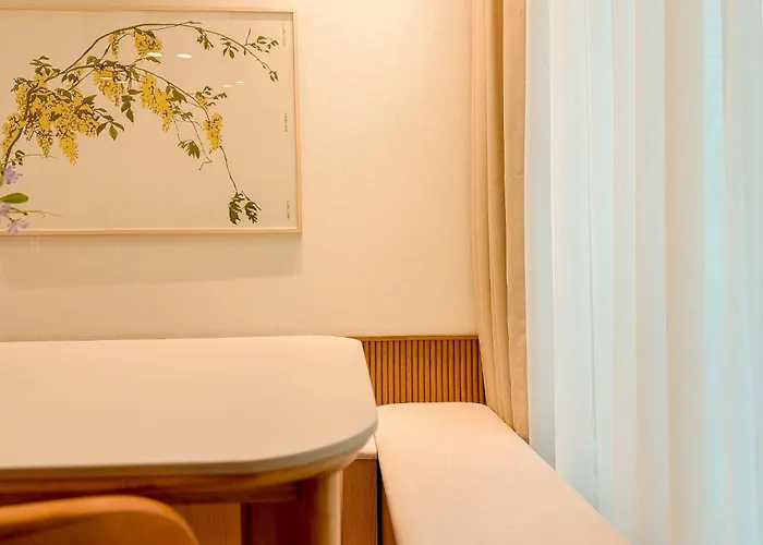Hongdae,6 People,5 Minutes From Hongik Univ Station,direct Airport Bus, Accessible To Itaewon, Seongsu, And Gangnam *