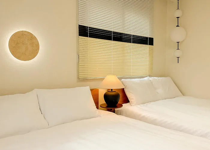 Hongdae,6 People,5 Minutes From Hongik Univ Station,direct Airport Bus, Accessible To Itaewon, Seongsu, And Gangnam