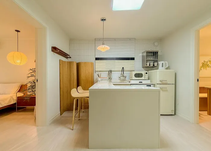 Hongdae,6 People,5 Minutes From Hongik Univ Station,direct Airport Bus, Accessible To Itaewon, Seongsu, And Gangnam *