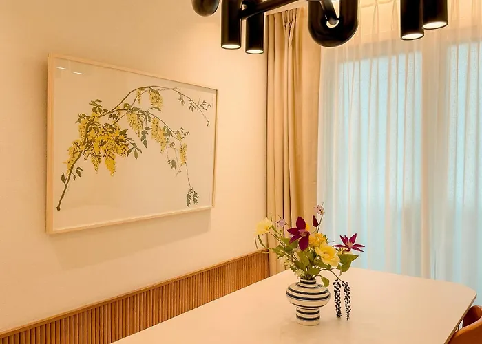 Hongdae,6 People,5 Minutes From Hongik Univ Station,direct Airport Bus, Accessible To Itaewon, Seongsu, And Gangnam Seúl