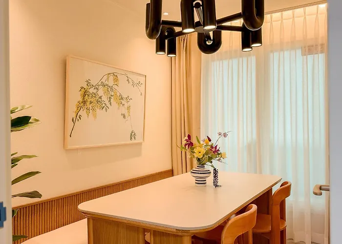 Hongdae,6 People,5 Minutes From Hongik Univ Station,direct Airport Bus, Accessible To Itaewon, Seongsu, And Gangnam