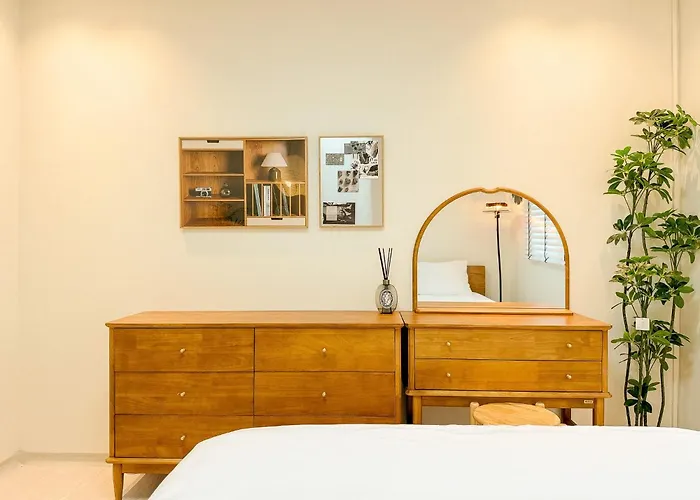 Hongdae,6 People,5 Minutes From Hongik Univ Station,direct Airport Bus, Accessible To Itaewon, Seongsu, And Gangnam