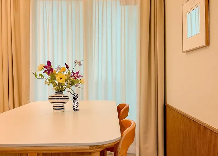 Apartamento Hongdae,6 People,5 Minutes From Hongik Univ Station,direct Airport Bus, Accessible To Itaewon, Seongsu, And Gangnam *