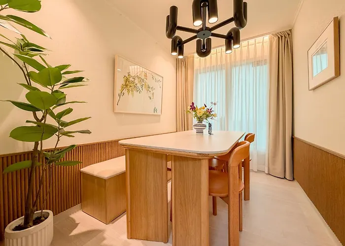 Hongdae,6 People,5 Minutes From Hongik Univ Station,direct Airport Bus, Accessible To Itaewon, Seongsu, And Gangnam