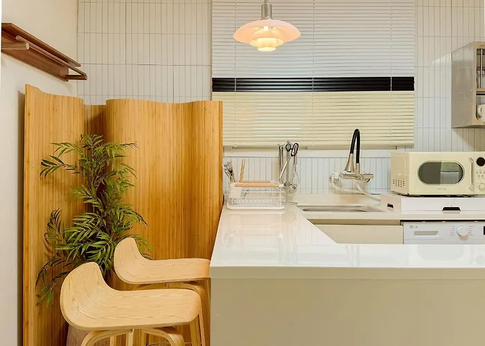 Hongdae,6 People,5 Minutes From Hongik Univ Station,direct Airport Bus, Accessible To Itaewon, Seongsu, And Gangnam