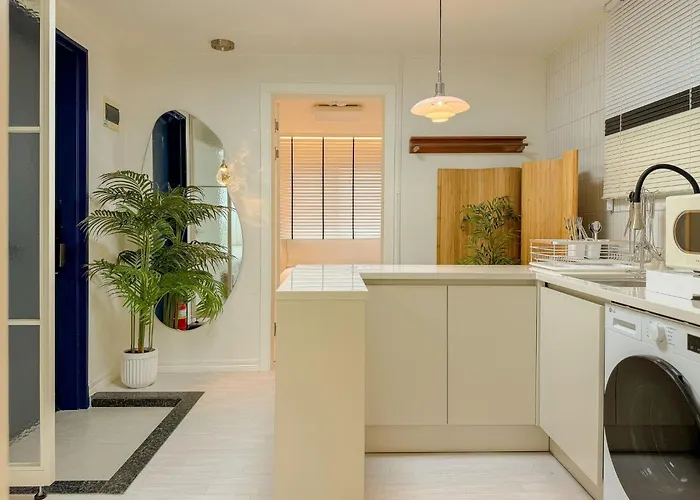 Hongdae,6 People,5 Minutes From Hongik Univ Station,direct Airport Bus, Accessible To Itaewon, Seongsu, And Gangnam Seúl