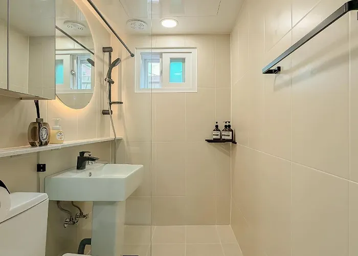 Hongdae,6 People,5 Minutes From Hongik Univ Station,direct Airport Bus, Accessible To Itaewon, Seongsu, And Gangnam * Seúl