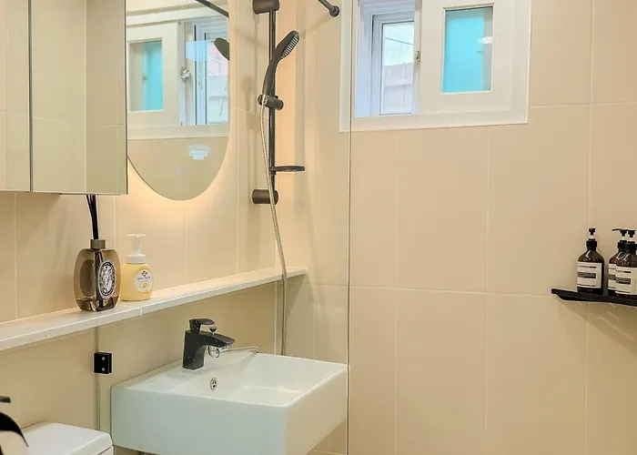 Hongdae,6 People,5 Minutes From Hongik Univ Station,direct Airport Bus, Accessible To Itaewon, Seongsu, And Gangnam *